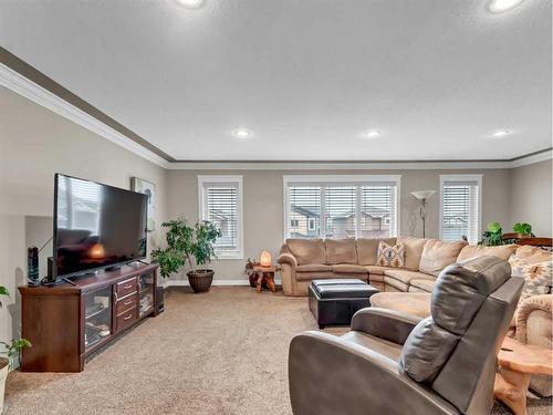 52 Hamptons Crescent Se, Medicine Hat, AB - Indoor Photo Showing Living Room