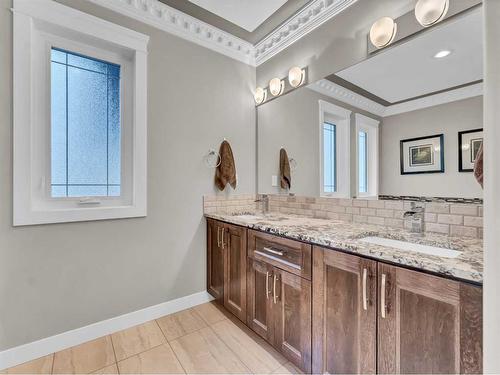 52 Hamptons Crescent Se, Medicine Hat, AB - Indoor Photo Showing Bathroom