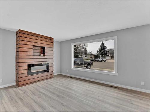 2965 Lamb Court Se, Medicine Hat, AB - Indoor Photo Showing Living Room With Fireplace