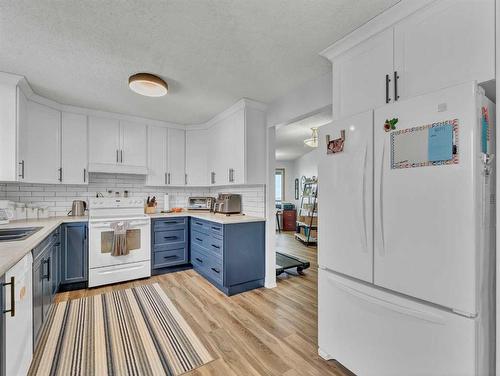 15-1165 16 Street Ne, Medicine Hat, AB - Indoor Photo Showing Kitchen