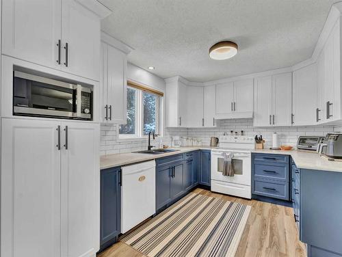 15-1165 16 Street Ne, Medicine Hat, AB - Indoor Photo Showing Kitchen