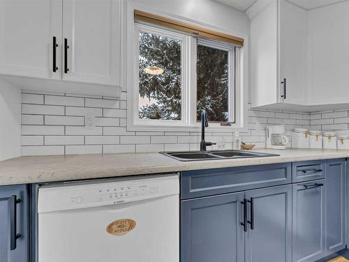 15-1165 16 Street Ne, Medicine Hat, AB - Indoor Photo Showing Kitchen With Double Sink