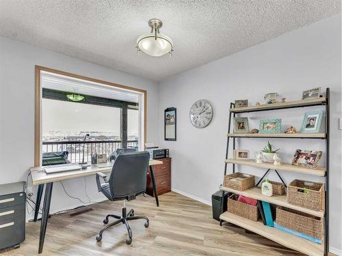 15-1165 16 Street Ne, Medicine Hat, AB - Indoor Photo Showing Office