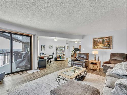 15-1165 16 Street Ne, Medicine Hat, AB - Indoor Photo Showing Living Room