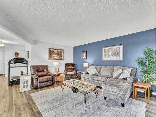 15-1165 16 Street Ne, Medicine Hat, AB - Indoor Photo Showing Living Room