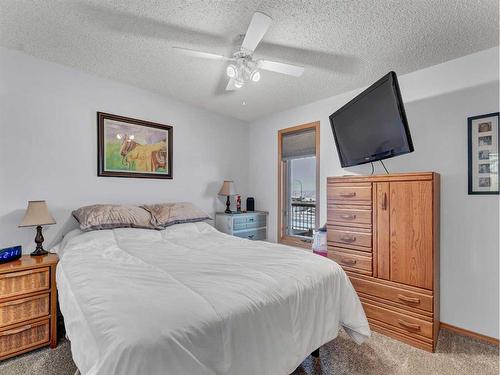 15-1165 16 Street Ne, Medicine Hat, AB - Indoor Photo Showing Bedroom