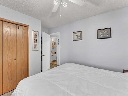 15-1165 16 Street Ne, Medicine Hat, AB - Indoor Photo Showing Bedroom