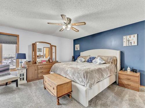 15-1165 16 Street Ne, Medicine Hat, AB - Indoor Photo Showing Bedroom