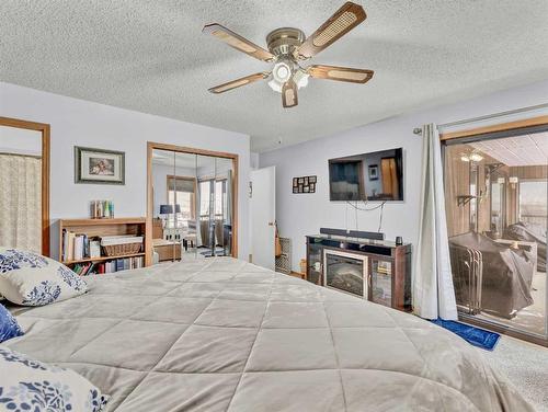 15-1165 16 Street Ne, Medicine Hat, AB - Indoor Photo Showing Bedroom