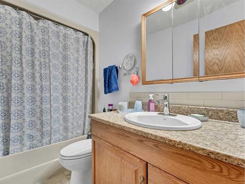 15-1165 16 Street Ne, Medicine Hat, AB - Indoor Photo Showing Bathroom