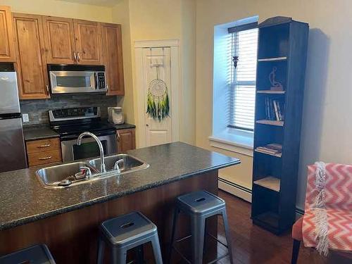 303-371 Aberdeen Street Se, Medicine Hat, AB - Indoor Photo Showing Kitchen With Double Sink