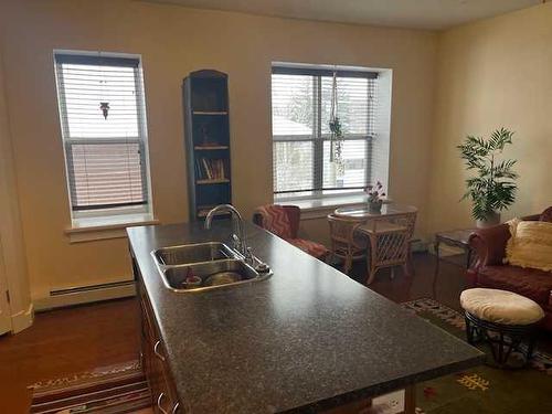 303-371 Aberdeen Street Se, Medicine Hat, AB - Indoor Photo Showing Kitchen With Double Sink