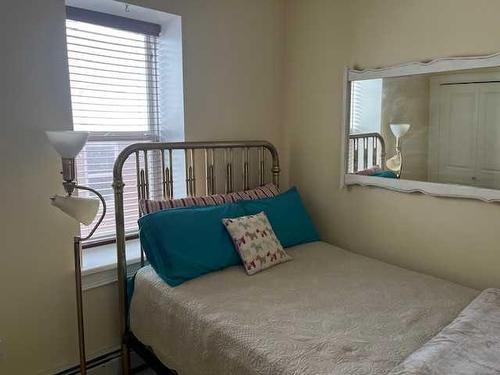 303-371 Aberdeen Street Se, Medicine Hat, AB - Indoor Photo Showing Bedroom