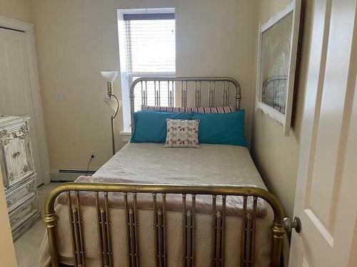 303-371 Aberdeen Street Se, Medicine Hat, AB - Indoor Photo Showing Bedroom