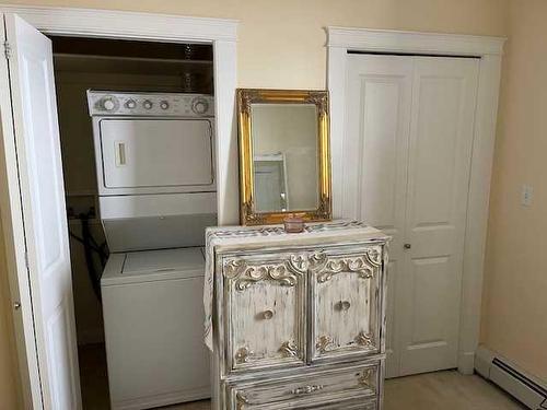 303-371 Aberdeen Street Se, Medicine Hat, AB - Indoor Photo Showing Laundry Room