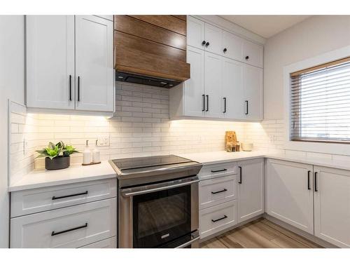 111 Sundance Road Sw, Medicine Hat, AB - Indoor Photo Showing Kitchen With Upgraded Kitchen