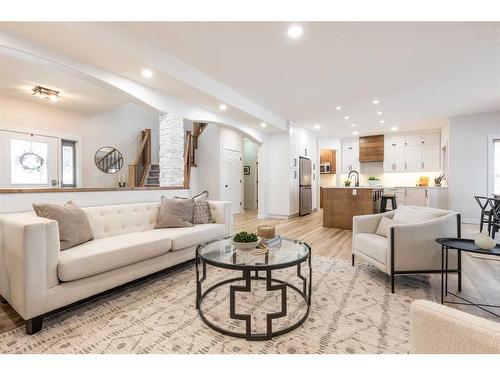 111 Sundance Road Sw, Medicine Hat, AB - Indoor Photo Showing Living Room