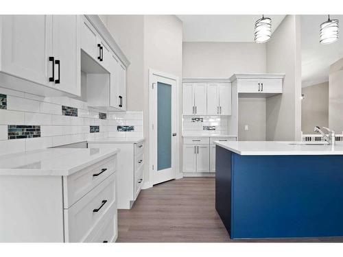 629 Vista Drive Se, Medicine Hat, AB - Indoor Photo Showing Kitchen With Upgraded Kitchen