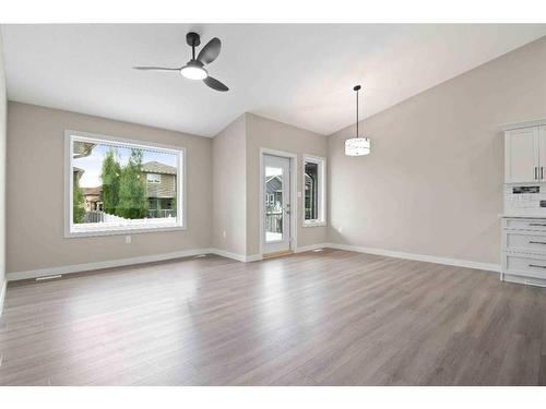 629 Vista Drive Se, Medicine Hat, AB - Indoor Photo Showing Living Room