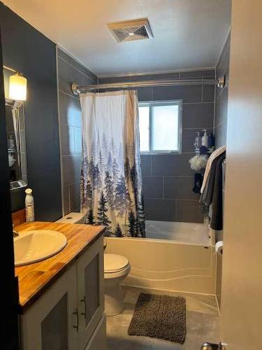 2768 22 Avenue Se, Medicine Hat, AB - Indoor Photo Showing Bathroom