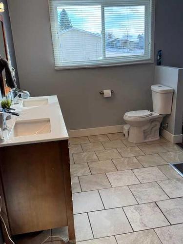 2768 22 Avenue Se, Medicine Hat, AB - Indoor Photo Showing Bathroom