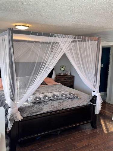 2768 22 Avenue Se, Medicine Hat, AB - Indoor Photo Showing Bedroom