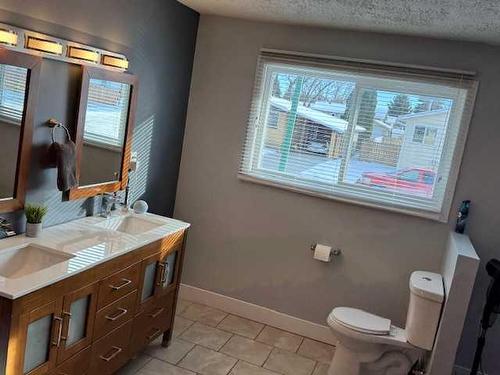 2768 22 Avenue Se, Medicine Hat, AB - Indoor Photo Showing Bathroom