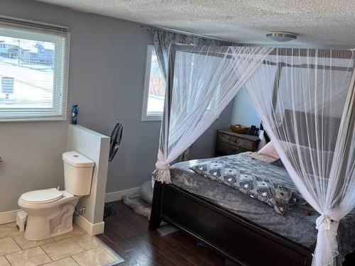 2768 22 Avenue Se, Medicine Hat, AB - Indoor Photo Showing Bathroom