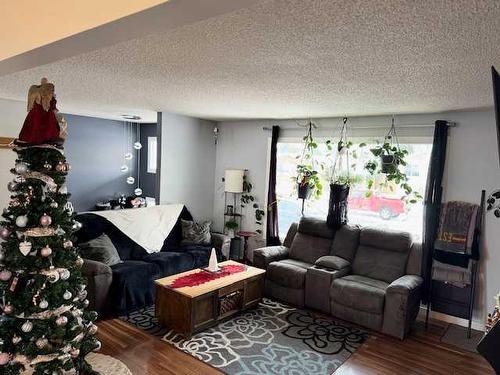 2768 22 Avenue Se, Medicine Hat, AB - Indoor Photo Showing Living Room