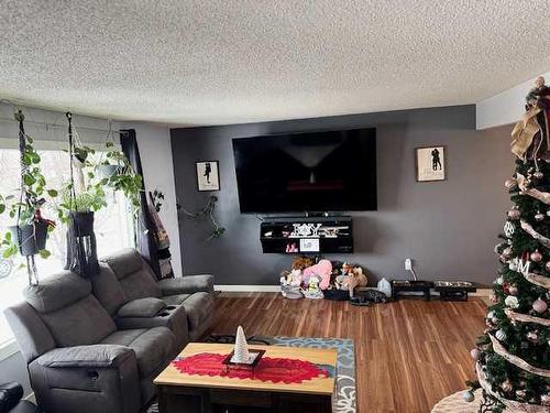 2768 22 Avenue Se, Medicine Hat, AB - Indoor Photo Showing Living Room