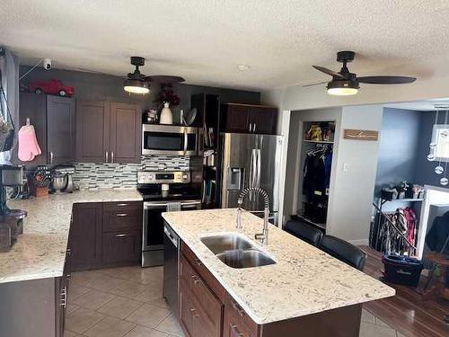 2768 22 Avenue Se, Medicine Hat, AB - Indoor Photo Showing Kitchen With Double Sink With Upgraded Kitchen