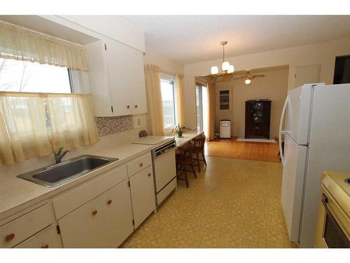 175 7 Street Nw, Medicine Hat, AB - Indoor Photo Showing Kitchen