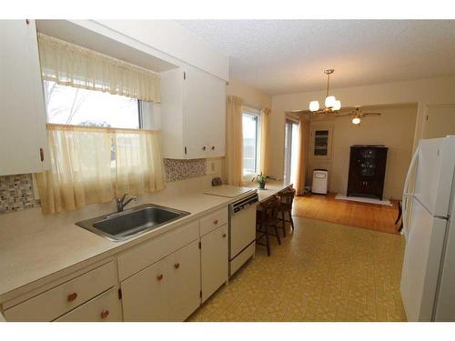 175 7 Street Nw, Medicine Hat, AB - Indoor Photo Showing Kitchen