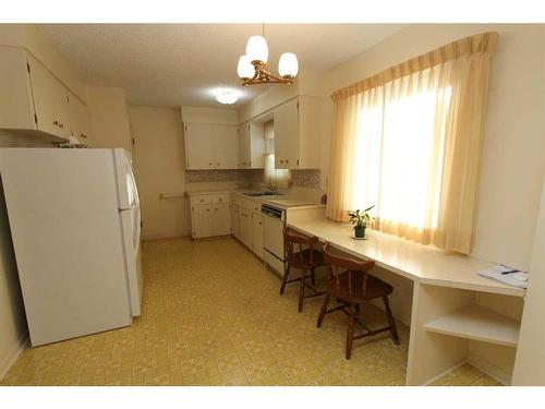 175 7 Street Nw, Medicine Hat, AB - Indoor Photo Showing Kitchen