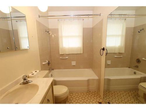 175 7 Street Nw, Medicine Hat, AB - Indoor Photo Showing Bathroom