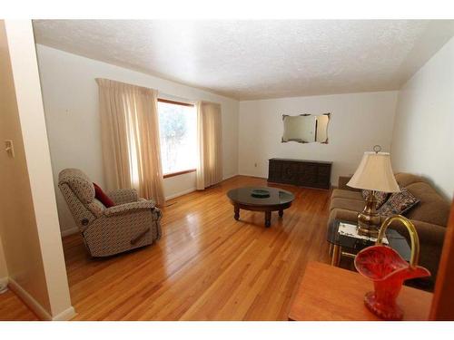 175 7 Street Nw, Medicine Hat, AB - Indoor Photo Showing Living Room