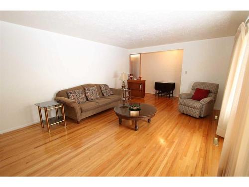 175 7 Street Nw, Medicine Hat, AB - Indoor Photo Showing Living Room