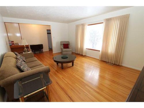 175 7 Street Nw, Medicine Hat, AB - Indoor Photo Showing Living Room