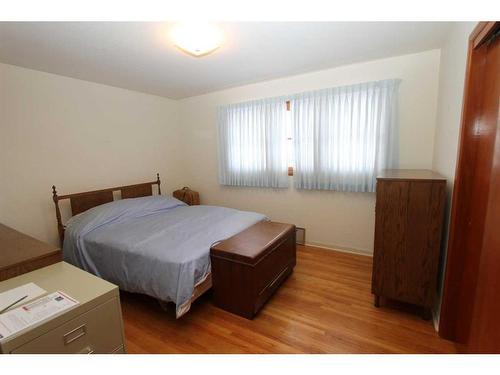 175 7 Street Nw, Medicine Hat, AB - Indoor Photo Showing Bedroom