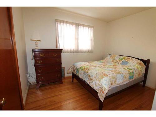 175 7 Street Nw, Medicine Hat, AB - Indoor Photo Showing Bedroom