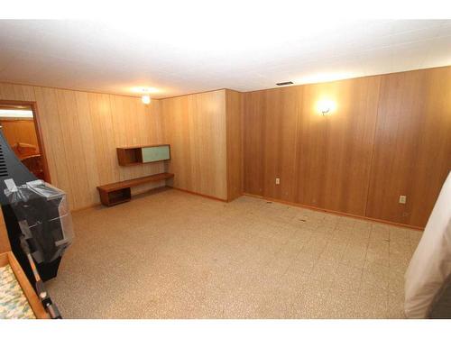 175 7 Street Nw, Medicine Hat, AB - Indoor Photo Showing Other Room