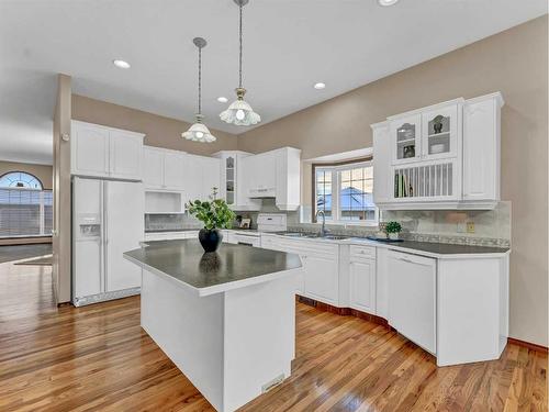 2 Vintage Meadows Court Se, Medicine Hat, AB - Indoor Photo Showing Kitchen