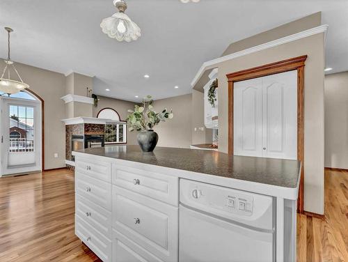 2 Vintage Meadows Court Se, Medicine Hat, AB - Indoor Photo Showing Kitchen