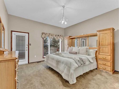 2 Vintage Meadows Court Se, Medicine Hat, AB - Indoor Photo Showing Bedroom