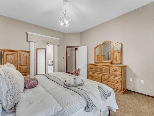 2 Vintage Meadows Court Se, Medicine Hat, AB - Indoor Photo Showing Bedroom