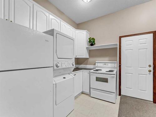 2 Vintage Meadows Court Se, Medicine Hat, AB - Indoor Photo Showing Kitchen