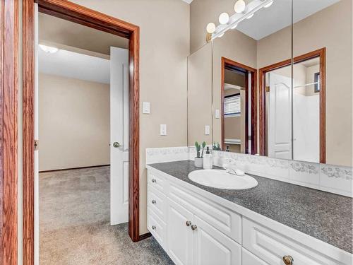 2 Vintage Meadows Court Se, Medicine Hat, AB - Indoor Photo Showing Bathroom