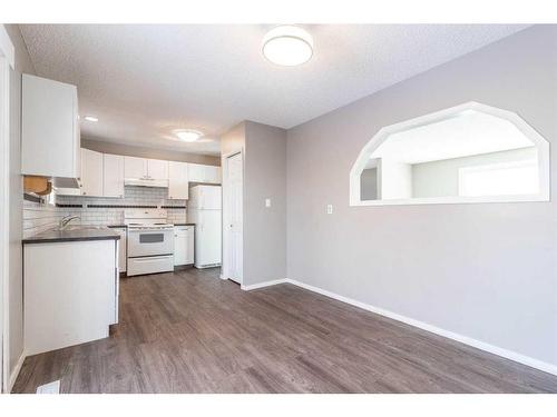 31 Rae Court Se, Medicine Hat, AB - Indoor Photo Showing Kitchen