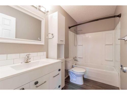 31 Rae Court Se, Medicine Hat, AB - Indoor Photo Showing Bathroom