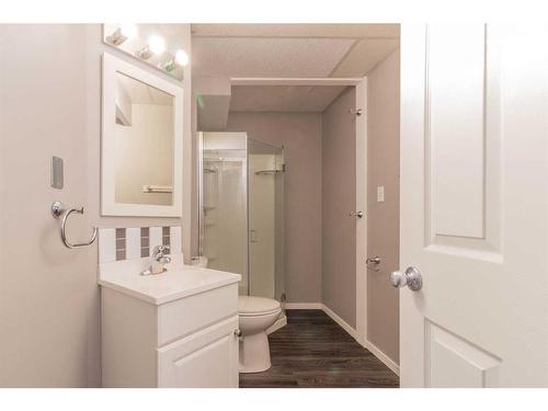 31 Rae Court Se, Medicine Hat, AB - Indoor Photo Showing Bathroom